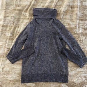 Turtle neck long sleeve athletic shirt with thumb holes